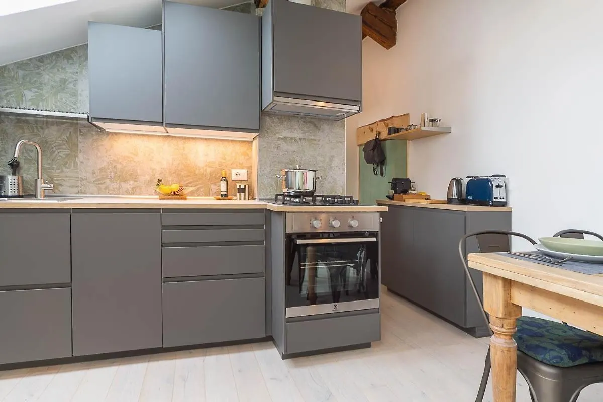 Central Station Comfort Suite - Duomo 15 Min Milan Apartment