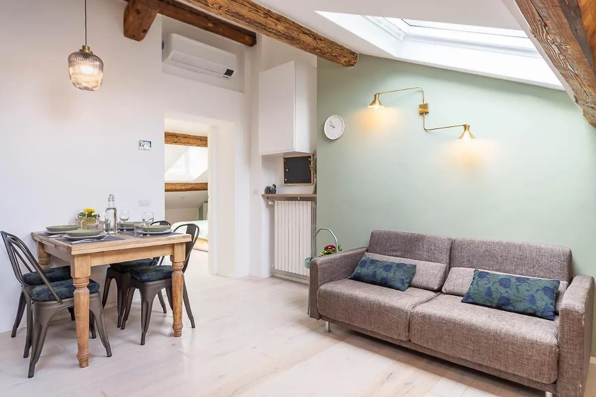 Central Station Comfort Suite - Duomo 15 Min Milan Apartment